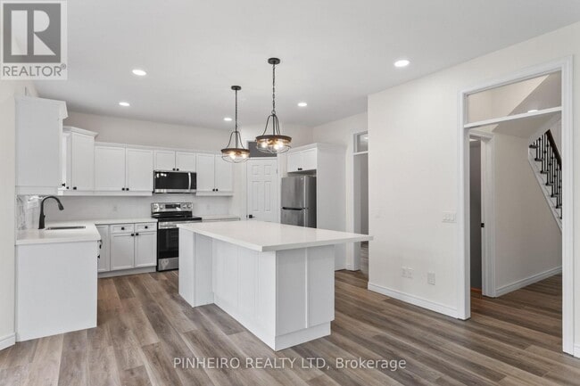 Building Photo - 454 Cottontail Crescent