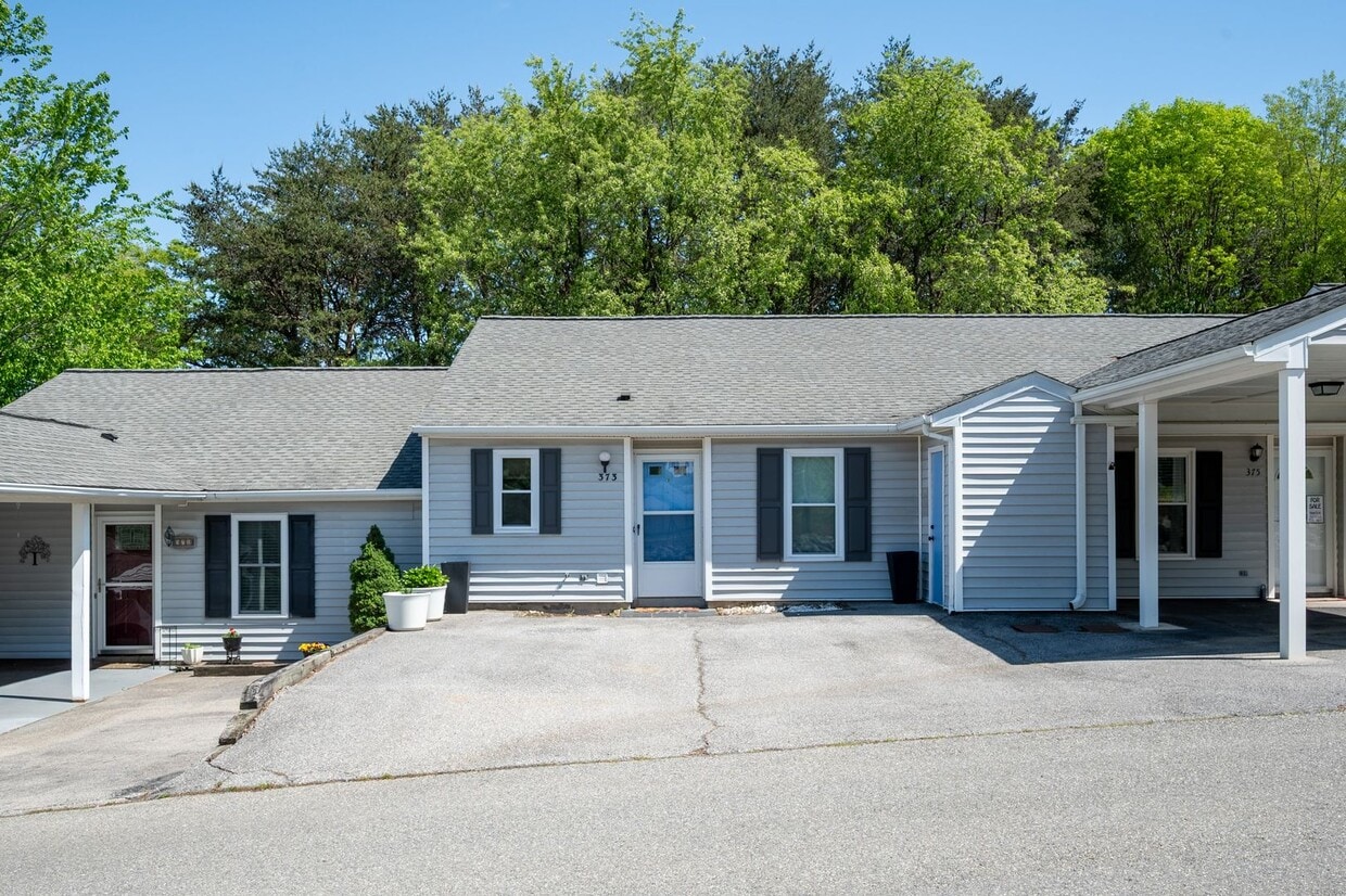 2 Bed, 2 Bath Renovated Townhouse – Single-Level Living – $1,800/month - 2 Bed, 2 Bath Renovated Townhouse – Single-Level Living – $1,800/month