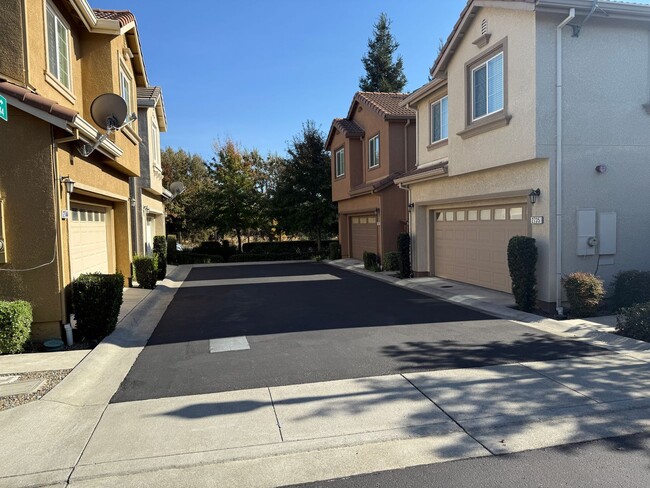 Building Photo - MODERN NEWER 3 BEDROOM 2 STORY FAIRFIELD *...