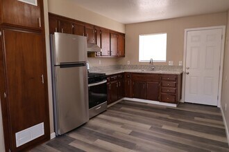 Building Photo - 426 W Moyer Ave