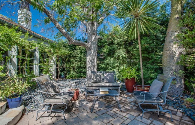 Foto del edificio - 449 Westbourne Dr