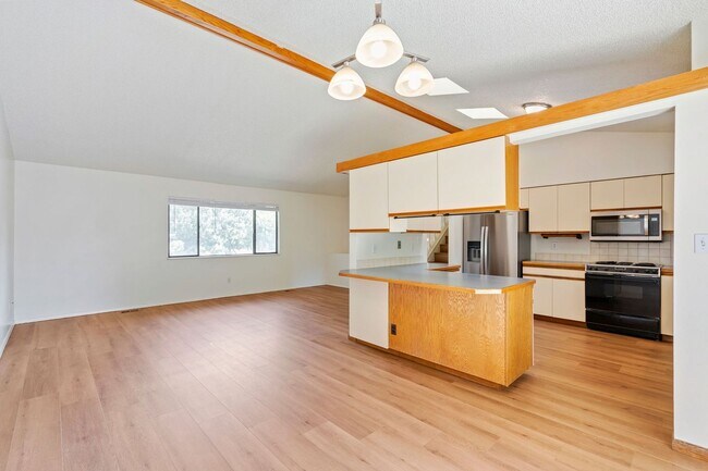 Building Photo - Updated 4 bedroom Convenient Location