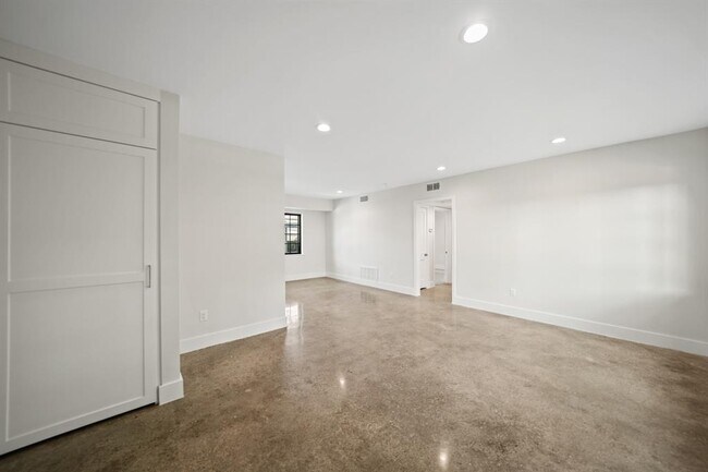Building Photo - 520 Lovett Blvd