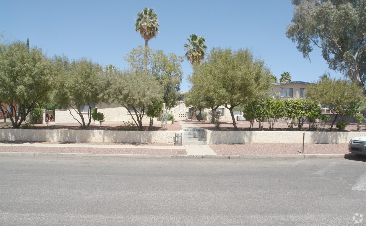Primary Photo - 2923-2941 E 10th St