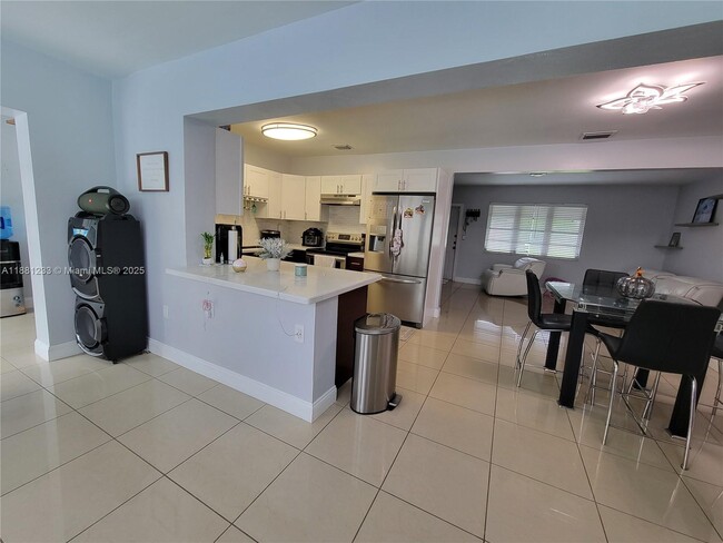 Foto del edificio - 6930 SW 12th St