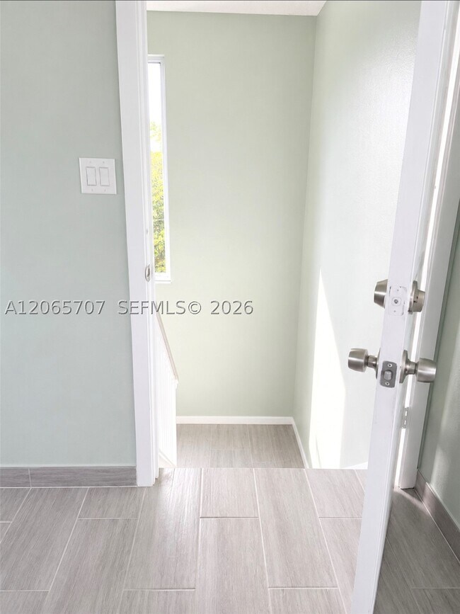 Foto del edificio - 359 W 12th St