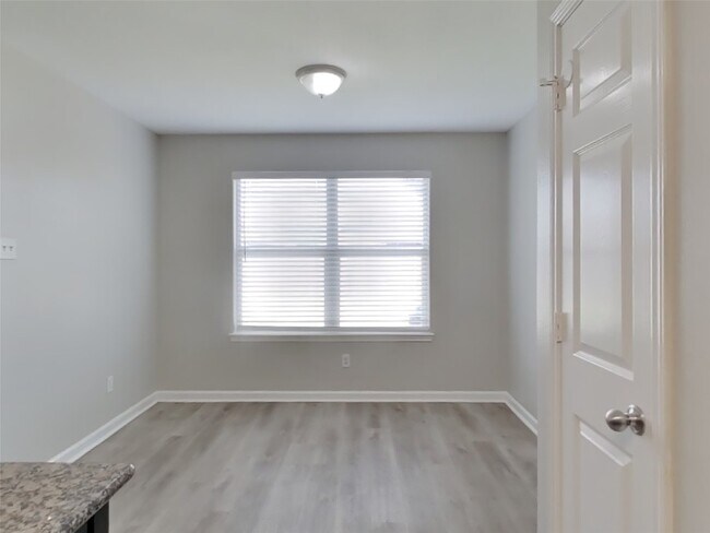 Foto del edificio - 815 Marigold Rd