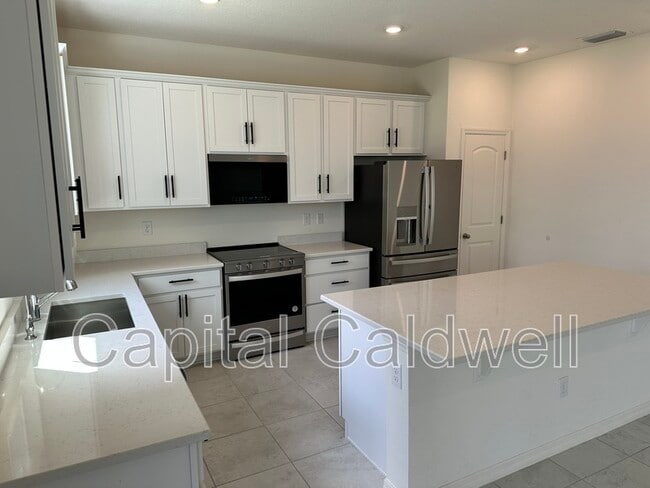 Building Photo - 37450 MacKenzie Dr