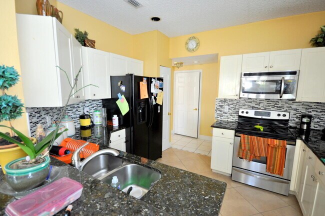 Building Photo - 6811 Sugarloaf Key St