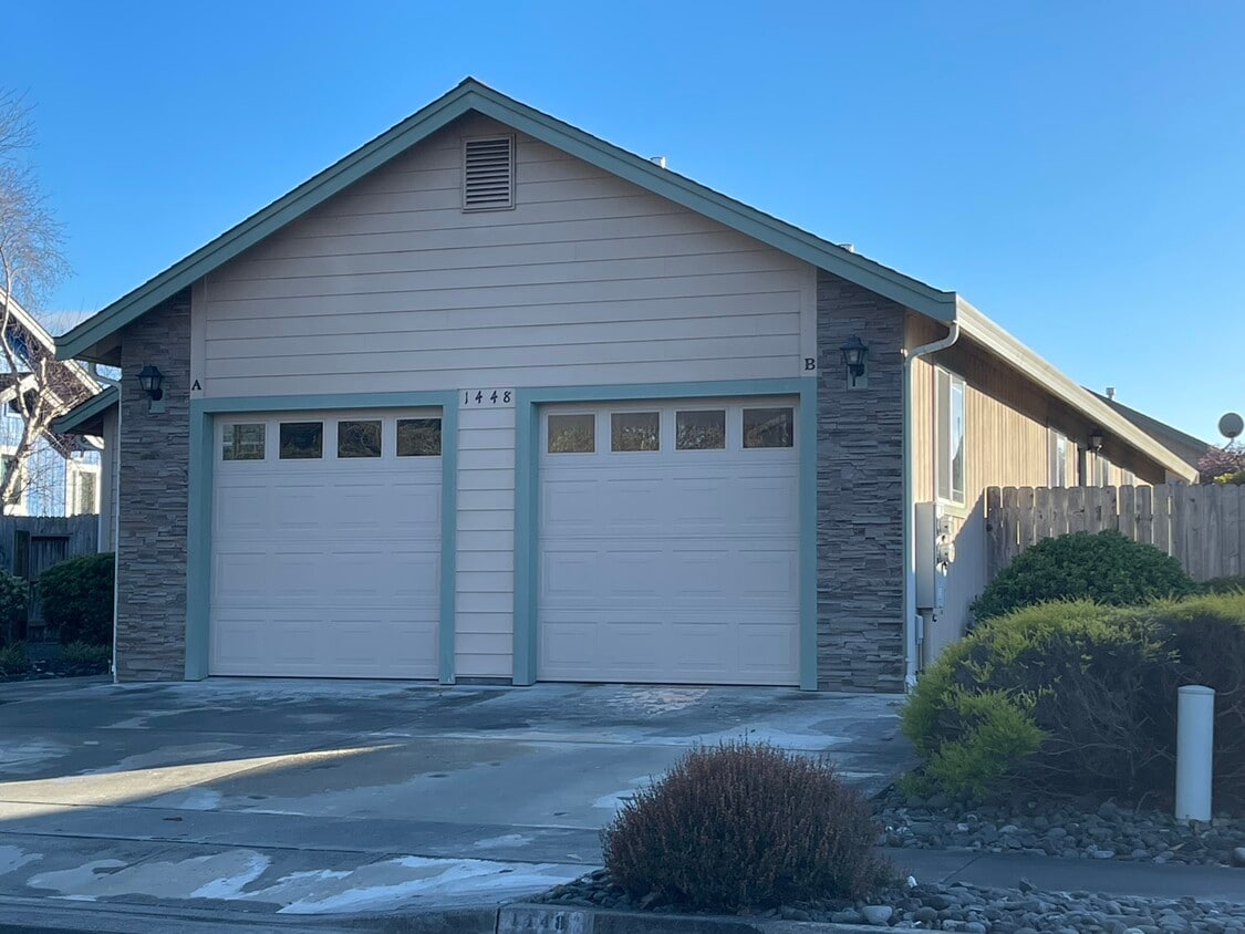 Primary Photo - 1448 Honeycomb Ct