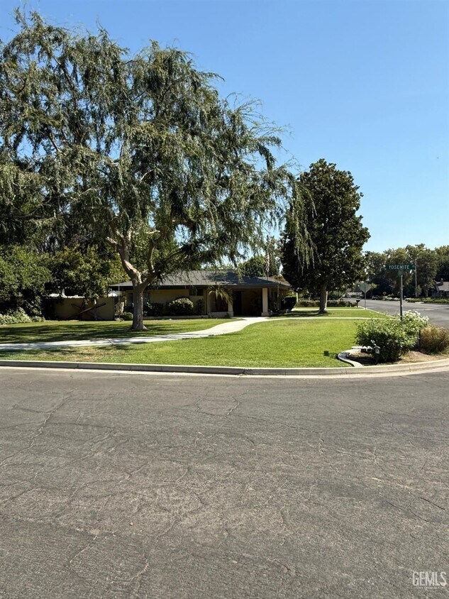 Primary Photo - 400 Fairway Dr