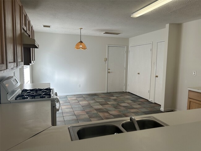 Foto del edificio - 24011 Goodfellow Dr