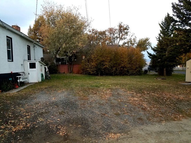 Off-street parking & backyard - 420 Knight St