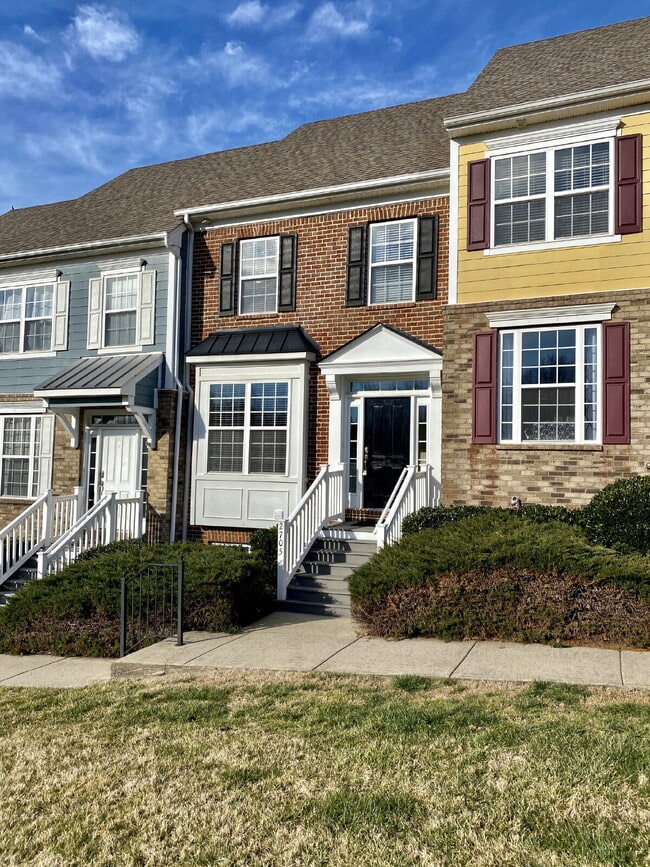 Building Photo - Spacious Lenox Village Townhouse: 3 Beds, ...