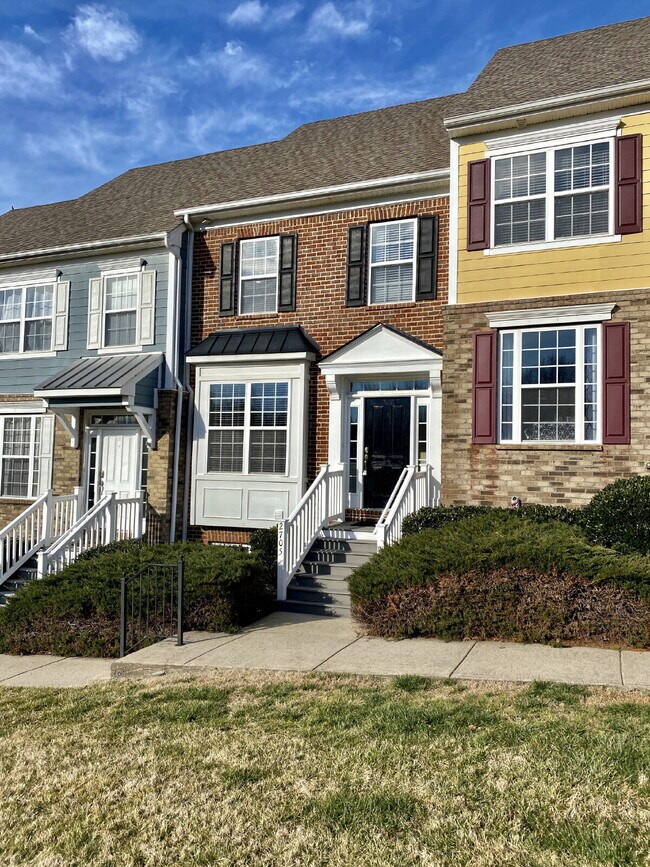Foto del edificio - Spacious Lenox Village Townhouse: 3 Beds, ...