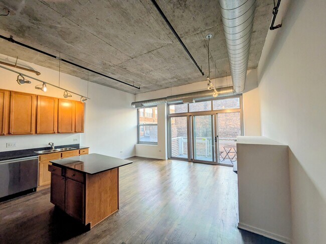Building Photo - 933 W Van Buren St