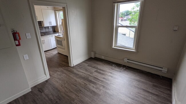 Photo du bâtiment - 1574 Logan Ave