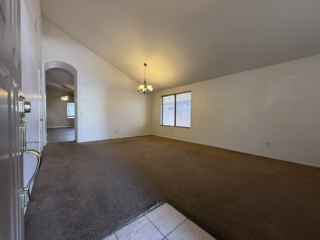 Building Photo - "Charming 3-Bed, 2-Bath in the beautiful Crystal Gardens Lake Community  – Your Perfect Home Awai...