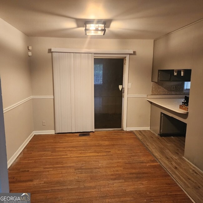 Building Photo - 6048 Carriage Ct