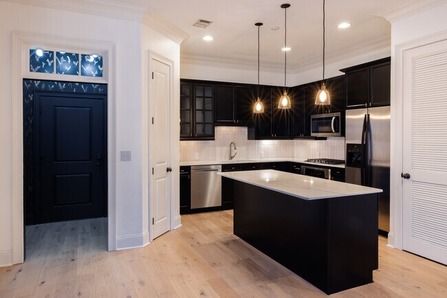 Building Photo - 3635 E Paces Cir