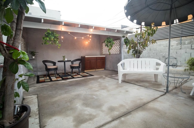 Foto del edificio - 1427 N Bronson Ave