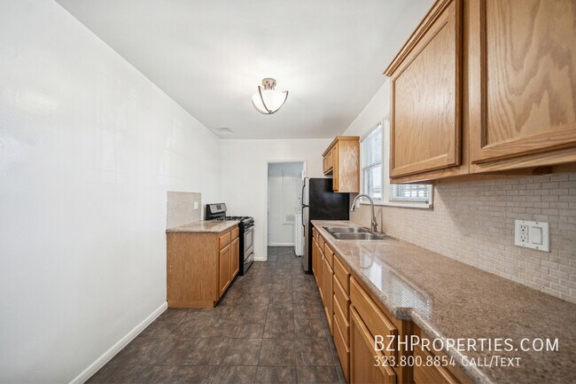 Foto del edificio - 7758 Rosewood Ave