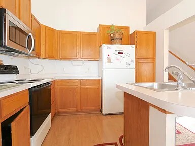 Foto del edificio - Bright and spacious end unit townhome in A...