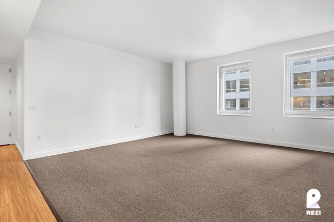 Foto del edificio - 70 W 45th St