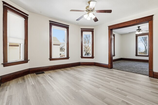 Foto del edificio - 104 Jessamine Ave W