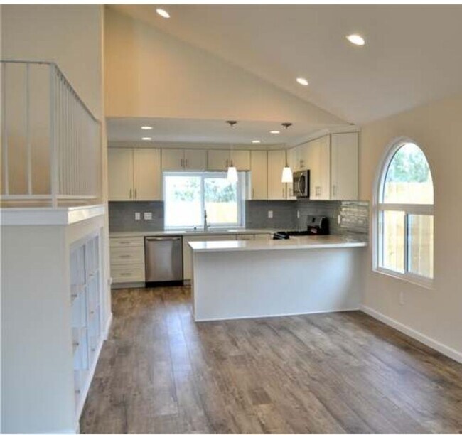 Building Photo - Beautiful 4 Bedroom House with a Long, Pri...