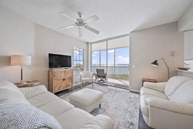 Foto del edificio - 5800 NE Island Cove Way