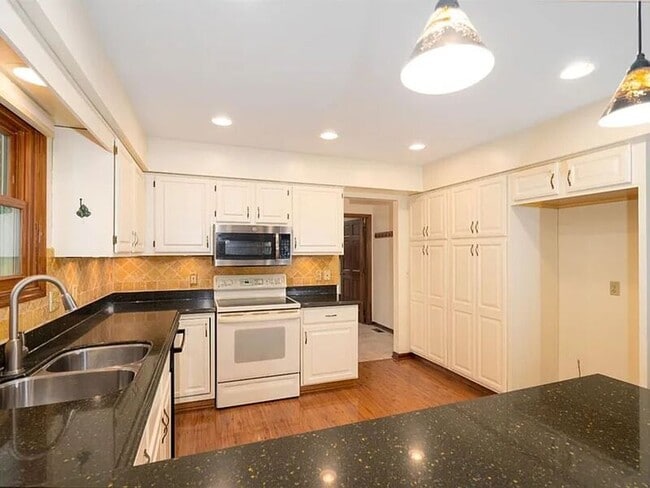 Foto del edificio - 1851 Foxhollow Dr