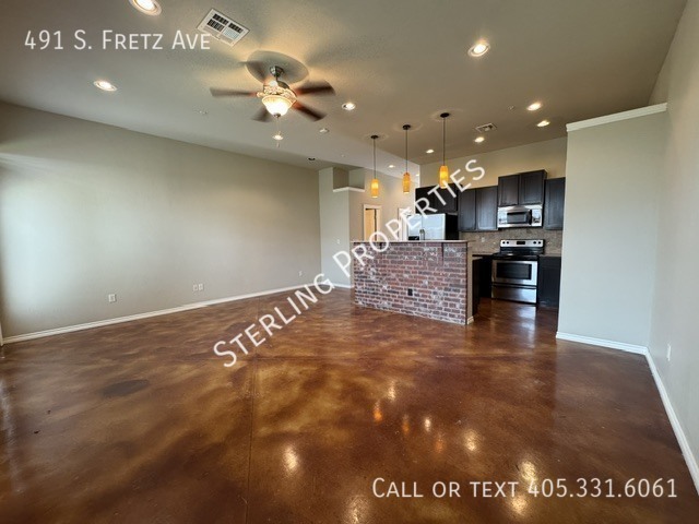 Building Photo - 491 S Fretz Ave