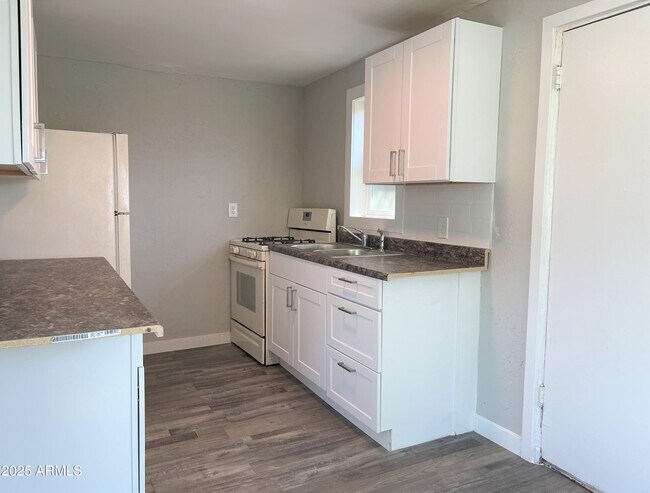 Foto del edificio - 1125 E Devonshire Ave