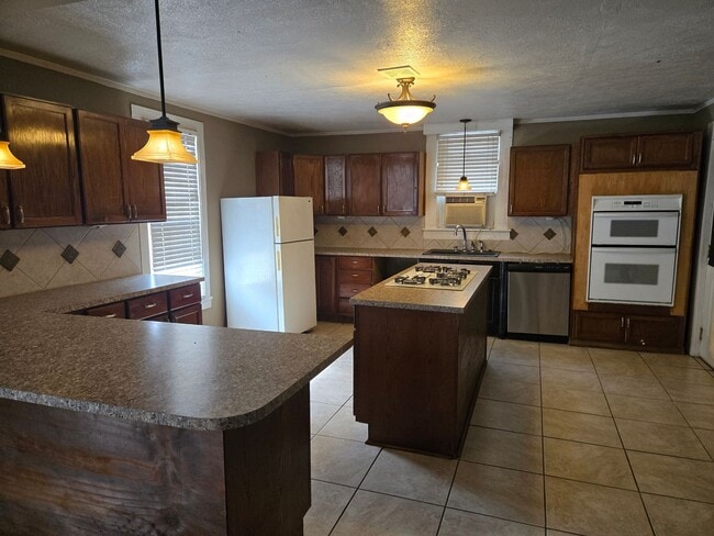 Building Photo - FOR RENT centrally located and convenient to Downtown! Available NOW!