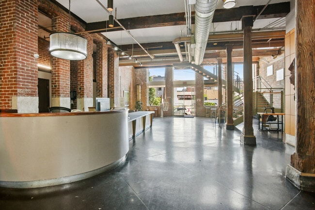 Building Photo - 920 Poeyfarre St