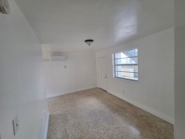sala de estar - 843 SW 3rd St