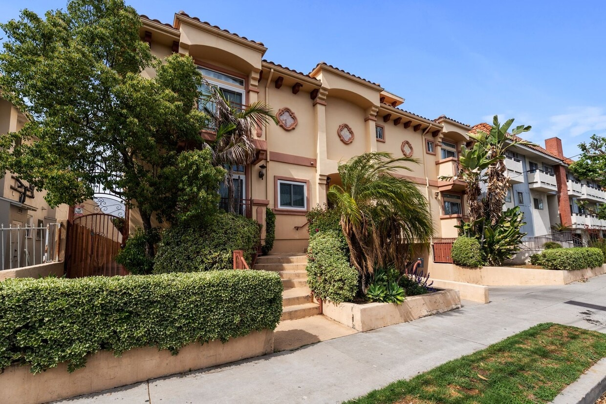 Foto principal - Spacious 2-Bed Townhome with Private Rooft...