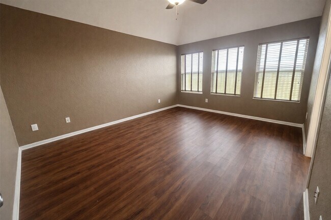 Foto del edificio - 5011 Forest Hurst Glen