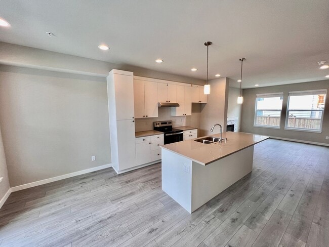 Photo - Newer, Modern Lynnwood Townhome