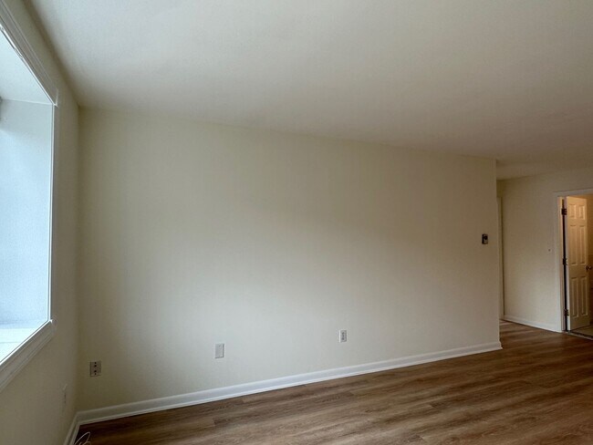 Foto del edificio - Large, updated 2 bedroom near the Green Line in Brighton