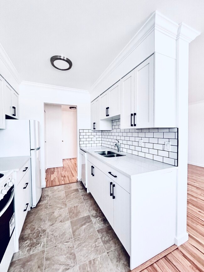 Photo du bâtiment - Newly Renovated, Bright 1 Bedroom in Willingdon Heights