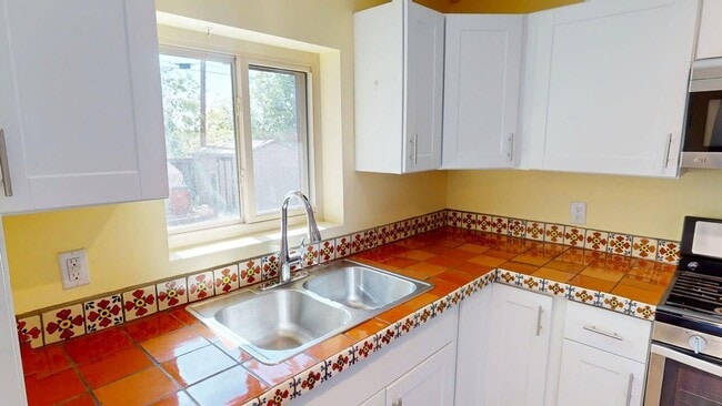 Building Photo - Eco-FriendlySouthwest Gem with Gardens & S...