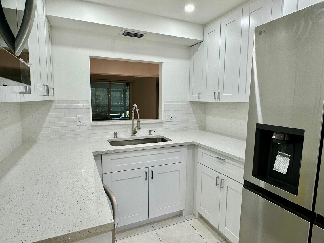 Foto principal - 23099 Barwood Ln N