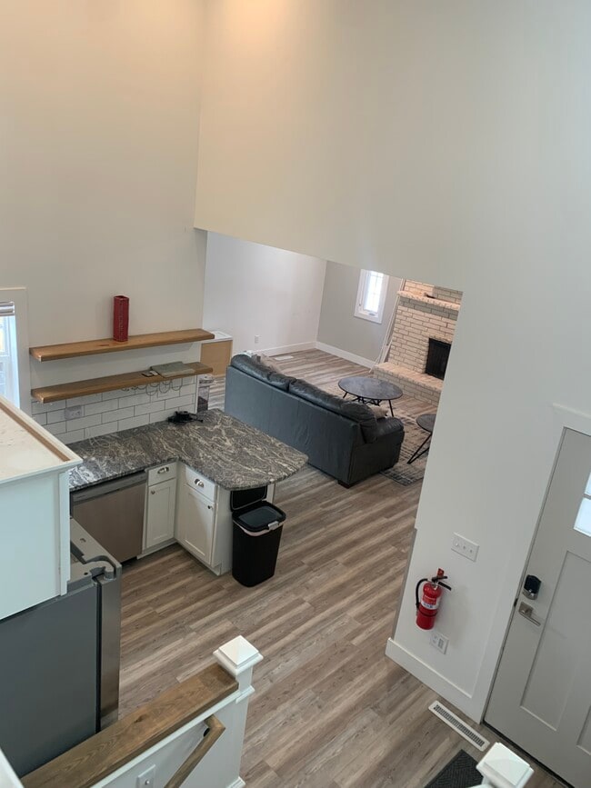 Building Photo - Executive Rental Furnished