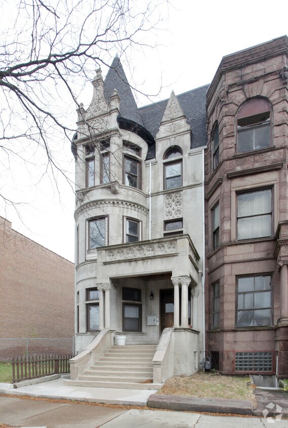 Building Photo - 3657 S Michigan Ave