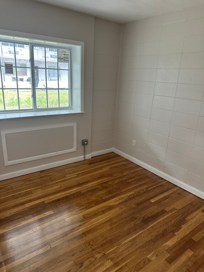 Building Photo - 1890 Broad St