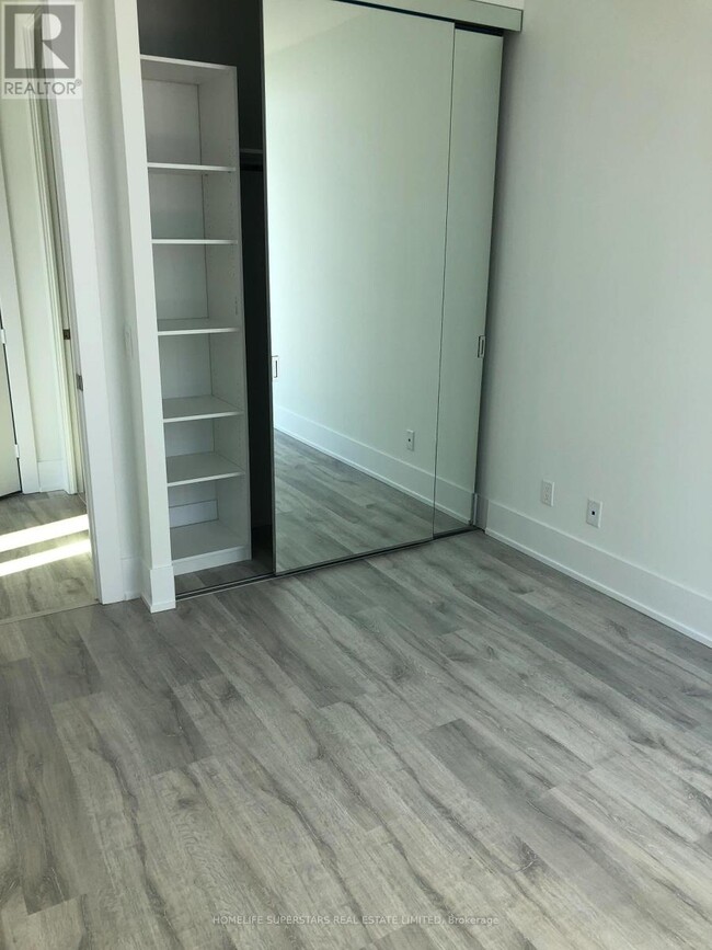 Photo du bâtiment - 1 Edgewater Dr