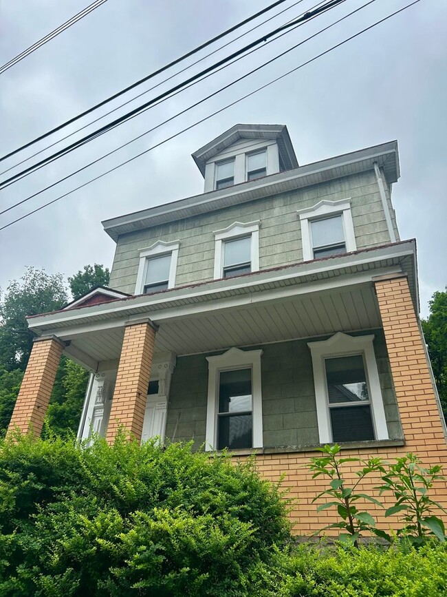 Building Photo - Large 3bd/ 1.5 bath Home w/Attic Room l Sp...