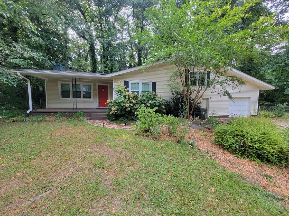Foto principal - 3 Bed, 2 Bath Home Available in Greenville